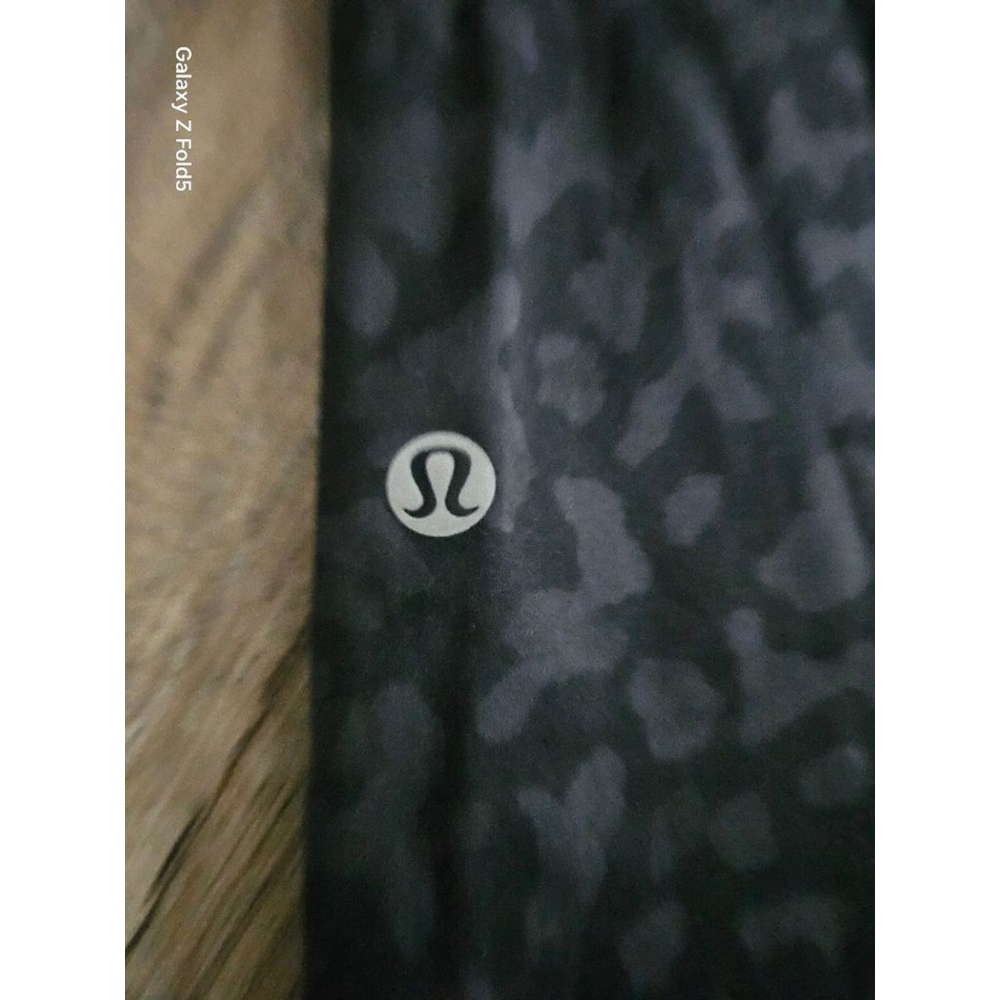 Women's Lululemon Black Leopard Print Leggings Size 6 - Picture 2 of 5